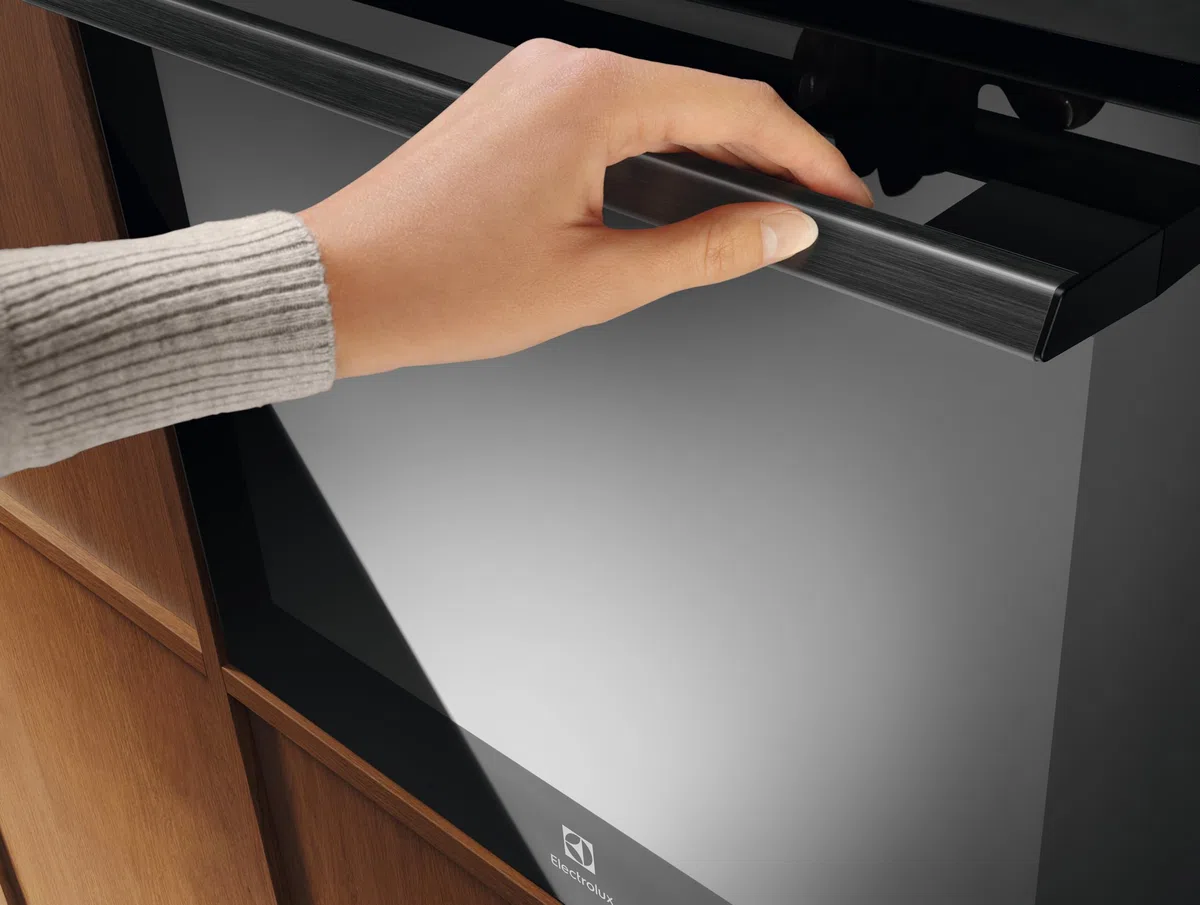 Electrolux EOF7H00H SurroundCook Four multifonction encastrable 72 l, cuisson à plusieurs niveaux avec troisième élément chauffant, LED EXPlore, nettoyage à vapeur AquaClean, 594 x 589 x 569 mm